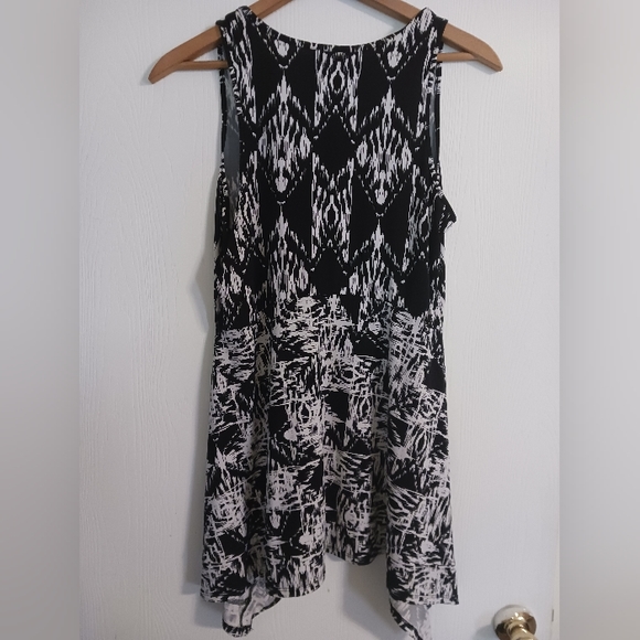 eci New York Top Ikat black Handkerchief hem sleeveless Flowy size Medium - Picture 3 of 5